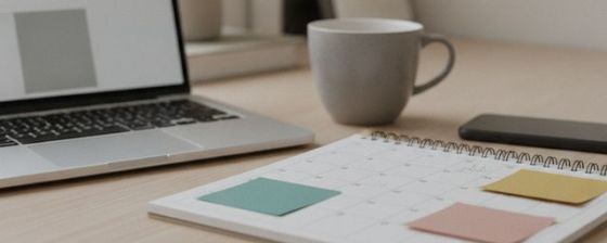Symbolbild Marketing und Social Media: Laptop, Redaktionskalender und Notizzettel auf einem Schreibtisch